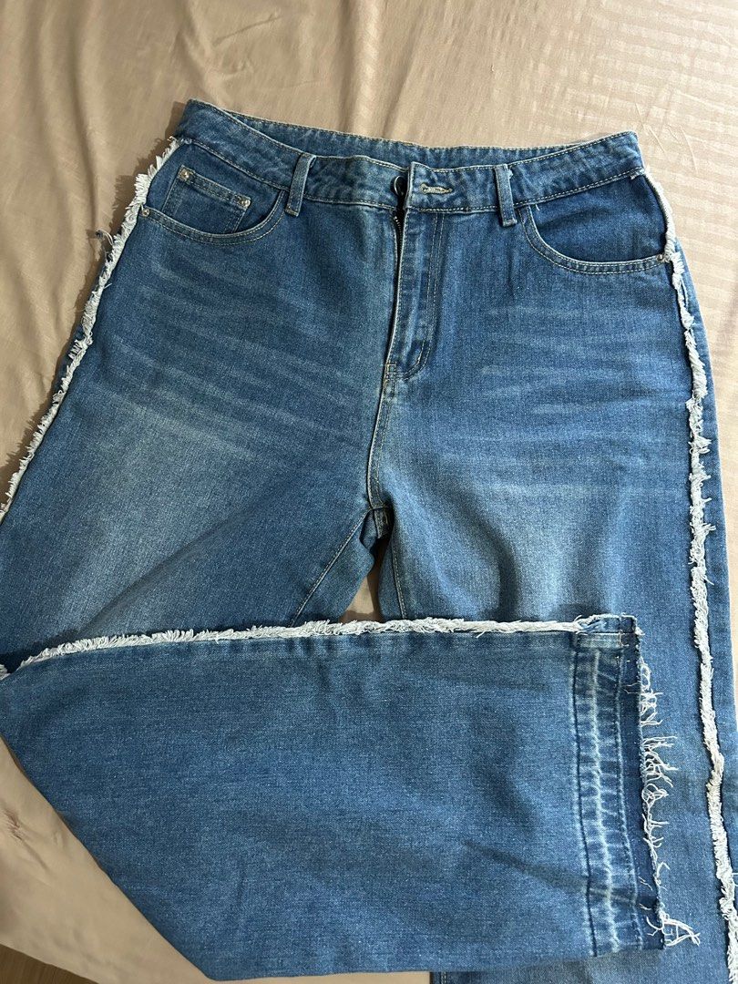 Denim Jeans (Category: Jeans) located in Makati City. Submitted by declutterwjn_ (Listing ID 1293078038, Image 2). Description: Bought in Thailand Chatuchak market but got the wrong size. Didn’t get to use this. Best fits 32-34 waist. Length is long too for the loose pants fit, perfect with chunky sneakers!.