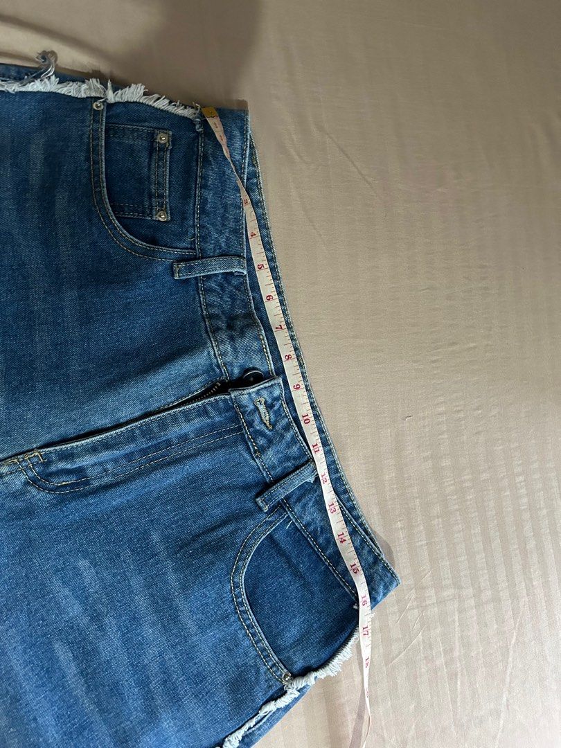 Denim Jeans (Category: Jeans) located in Makati City. Submitted by declutterwjn_ (Listing ID 1293078038, Image 3). Description: Bought in Thailand Chatuchak market but got the wrong size. Didn’t get to use this. Best fits 32-34 waist. Length is long too for the loose pants fit, perfect with chunky sneakers!.