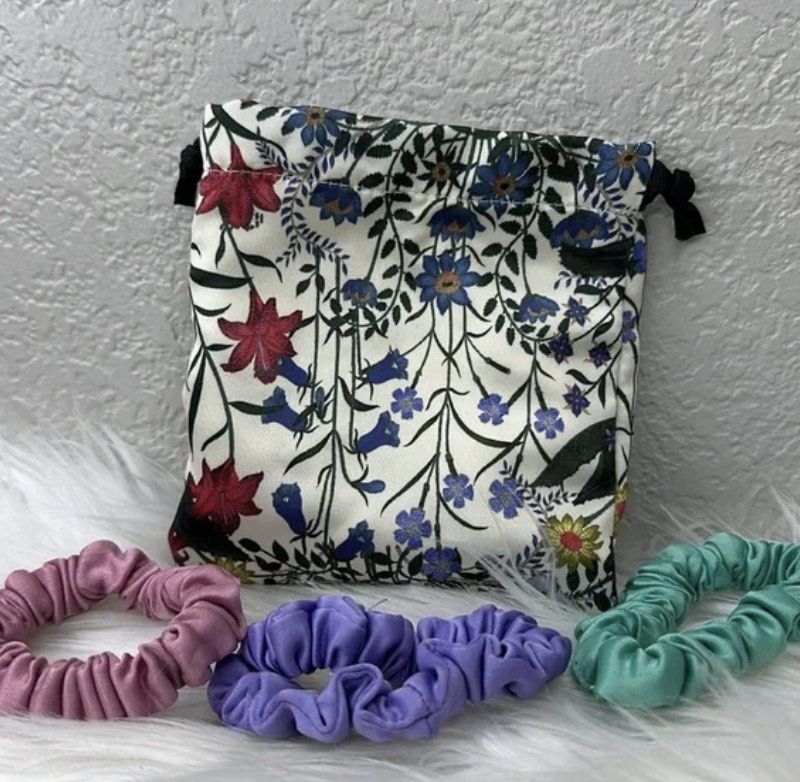 Gucci beauty pouch & hair scrunchies set GUCCI Beauty satin scrunchie set with a floral drawstring  main image 3