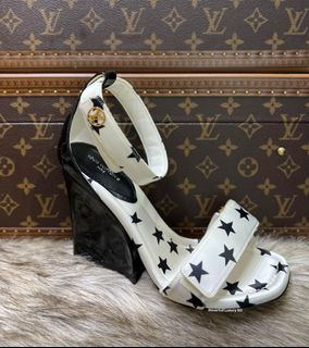 (Category: ) located in . Submitted by Neverfull_Luxury_Accessories (Listing ID 1293107507, Image 1). Description: .