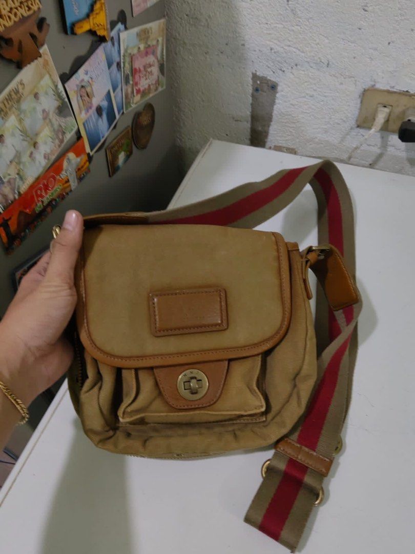 MARC JACOBS ORIG VINTAGE (Category: Luxury Bags & Wallets) located in Davao. Submitted by daneyvintage (Listing ID 1293138269, Image 1). Description: stain kayo na bahala laba only issue.
