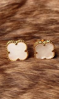 VCA earrings from japan
