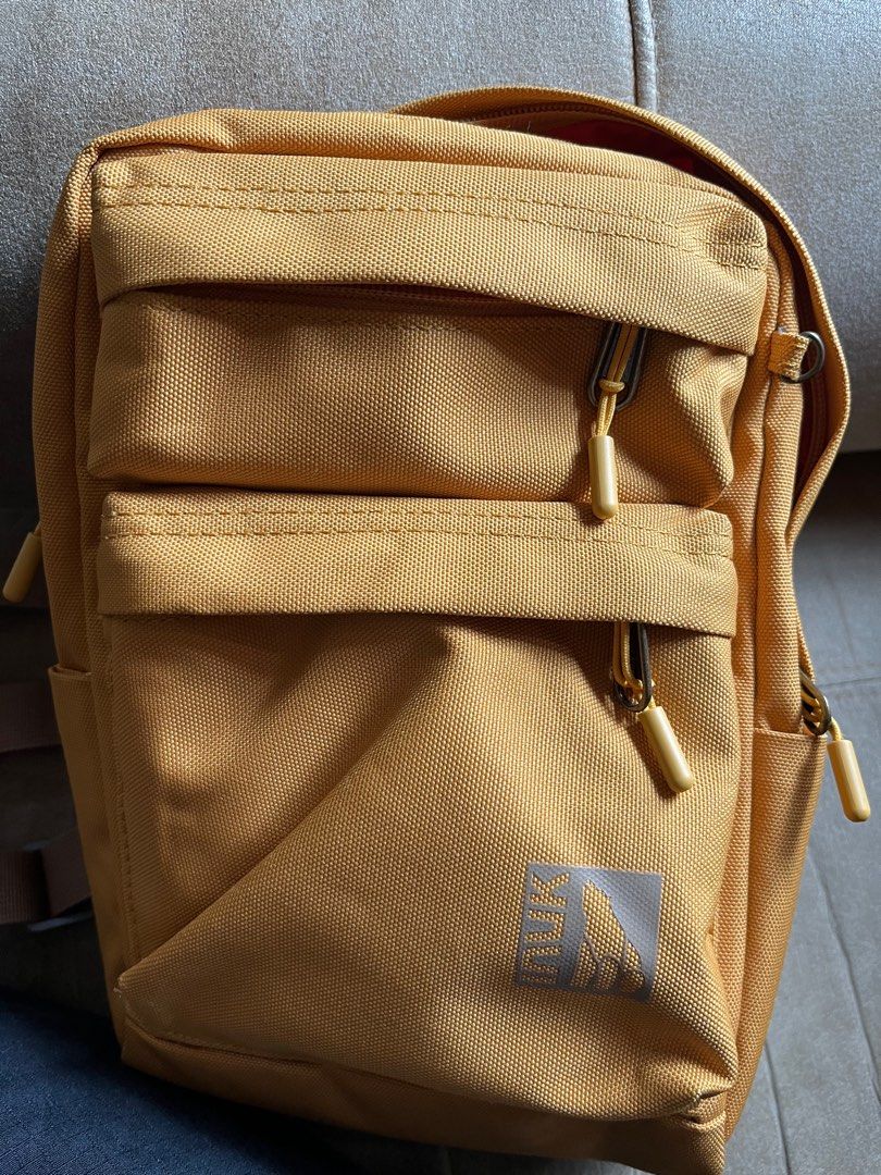 4L backpack （分類：背包）位於 Hong Kong。 由 yuri1 提交（商品編號 1293212876，圖片 1）。簡介： 加拿大牌子 用左5次左右。
