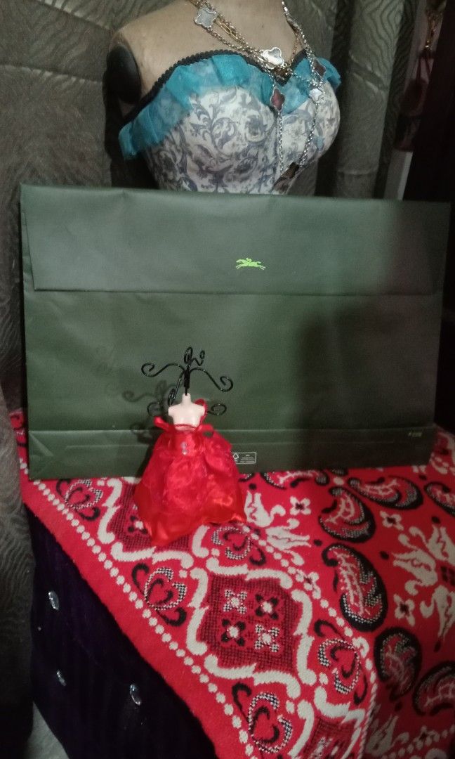 Authentic Longchamp paperbag (Category: Luxury Bags & Wallets) located in Batangas. Submitted by girlmeetspurple (Listing ID 1293231503, Image 2). Description: with paper tag and long champ embossed fabric ribbon.