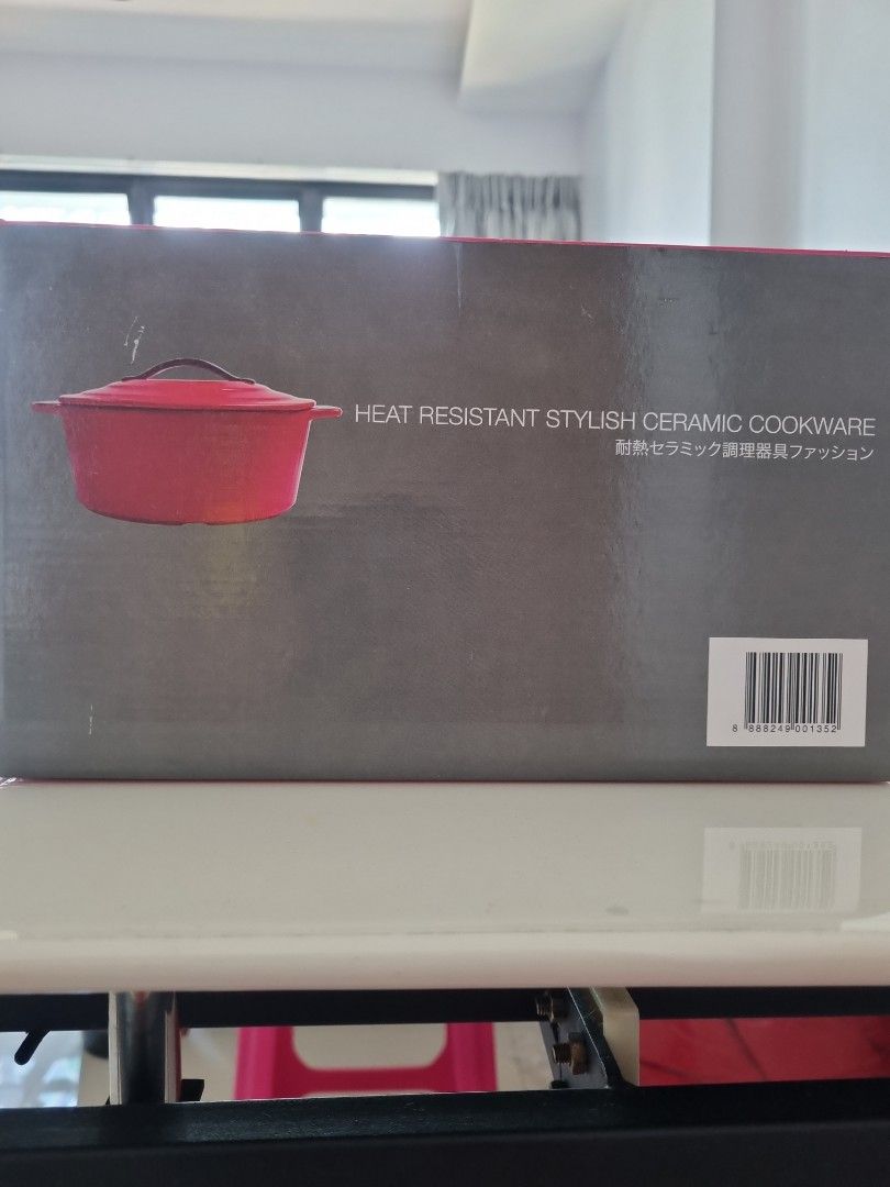 Ceramic cookware (Category: Cookware & Accessories) located in Singapore. Submitted by flying_fluffy (Listing ID 1293189621, Image 3). Description: dimension 23.5cm x 8.5cm.