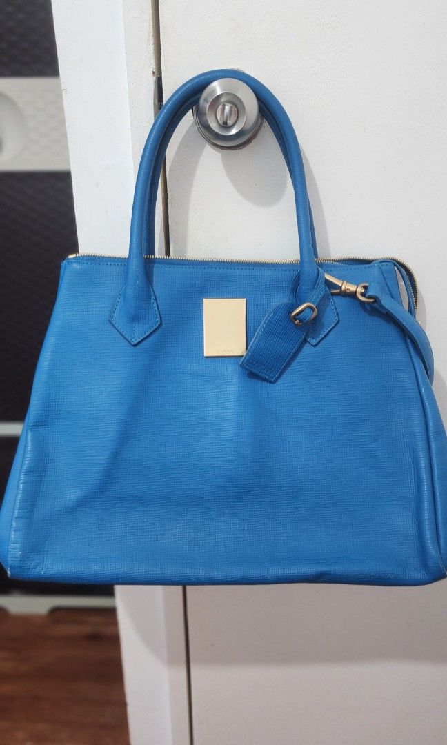 Coroune 2 way Pre-loved Bag (Category: Luxury Bags & Wallets) located in Antipolo. Submitted by ycienne (Listing ID 1293297054, Image 2). Description: Selling my pre-loved Coroune 2 way bag Price is negotiable pls see photos for details expect sign of usage.