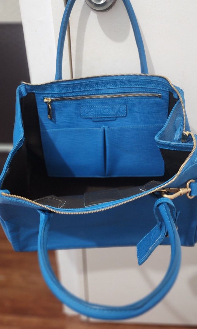 Coroune 2 way Pre-loved Bag (Category: Luxury Bags & Wallets) located in Antipolo. Submitted by ycienne (Listing ID 1293297054, Image 3). Description: Selling my pre-loved Coroune 2 way bag Price is negotiable pls see photos for details expect sign of usage.