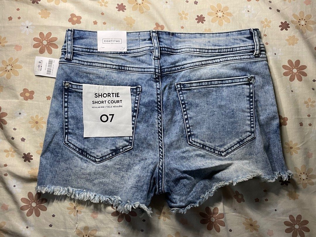 Eight Two Shorts (Category: Shorts) located in Naga. Submitted by robin___ (Listing ID 1293171138, Image 3). Description: Original price is around ₱1,000.