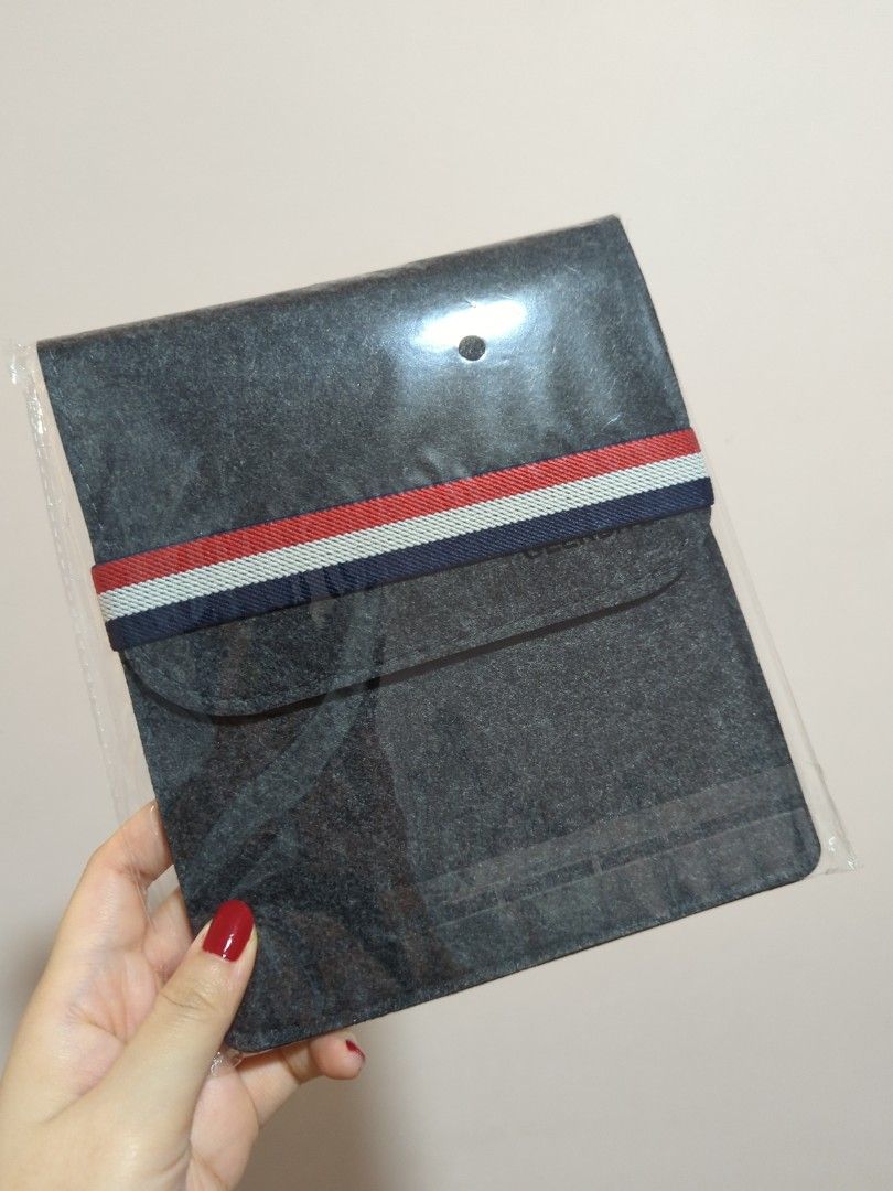 e-reader case / pouch (Category: Laptop Bags & Sleeves) located in Singapore. Submitted by purplepotato (Listing ID 1293331492, Image 1). Description: BNIB Perfect protection for your e-reader. Fits Kindle and Kobo..