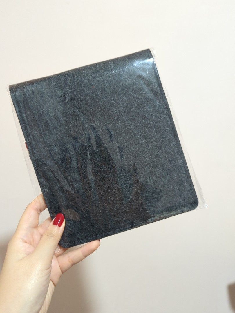 e-reader case / pouch (Category: Laptop Bags & Sleeves) located in Singapore. Submitted by purplepotato (Listing ID 1293331492, Image 2). Description: BNIB Perfect protection for your e-reader. Fits Kindle and Kobo..
