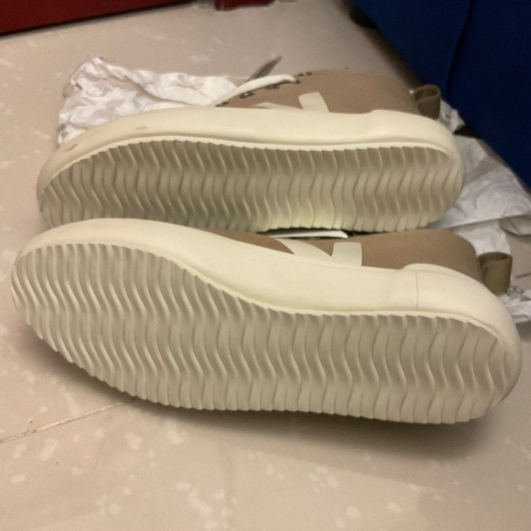 Farfetch （分類：靴）位於 Hong Kong。 由 suyaba1129 提交（商品編號 1293277611，圖片 3）。簡介： Farfetch 低筒鞋 全新冇著過 有意dm🙏🏼。
