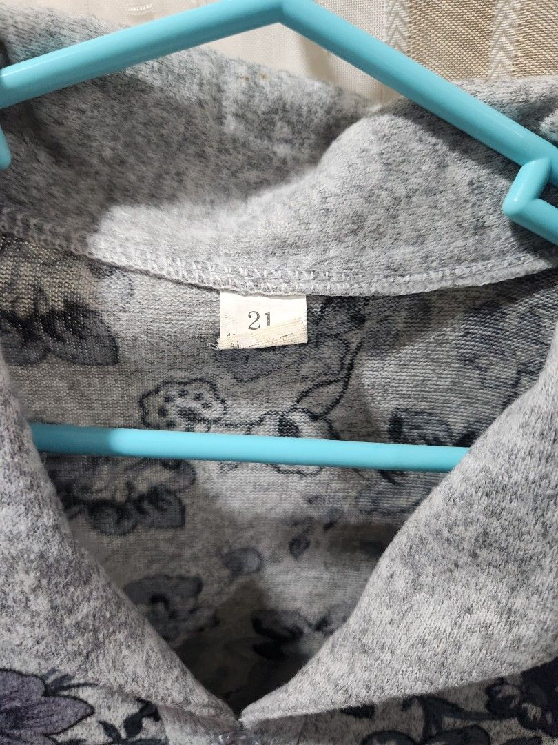 Gray Floral Long sleeve (Category: Longsleeves) located in Lingayen. Submitted by brulee21 (Listing ID 1293304965, Image 3). Description: rfs: decluttering material: inner fleece.