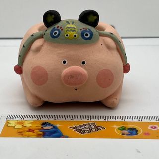 Wearing a funny hat Cute handmade Ceramic Cartoon Pig Flytrap succulents pot for office home decor