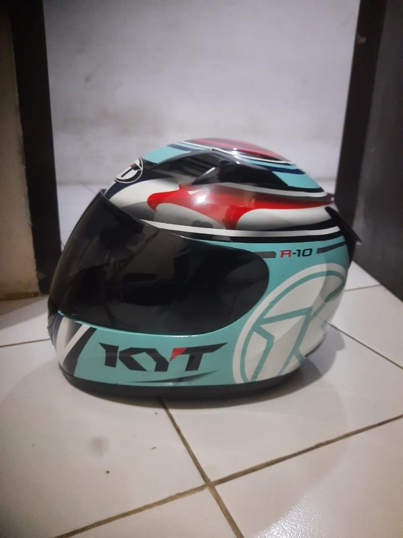 helm kyt r10 visor asli putih sama visor hitam gelap, Motor di Carousell