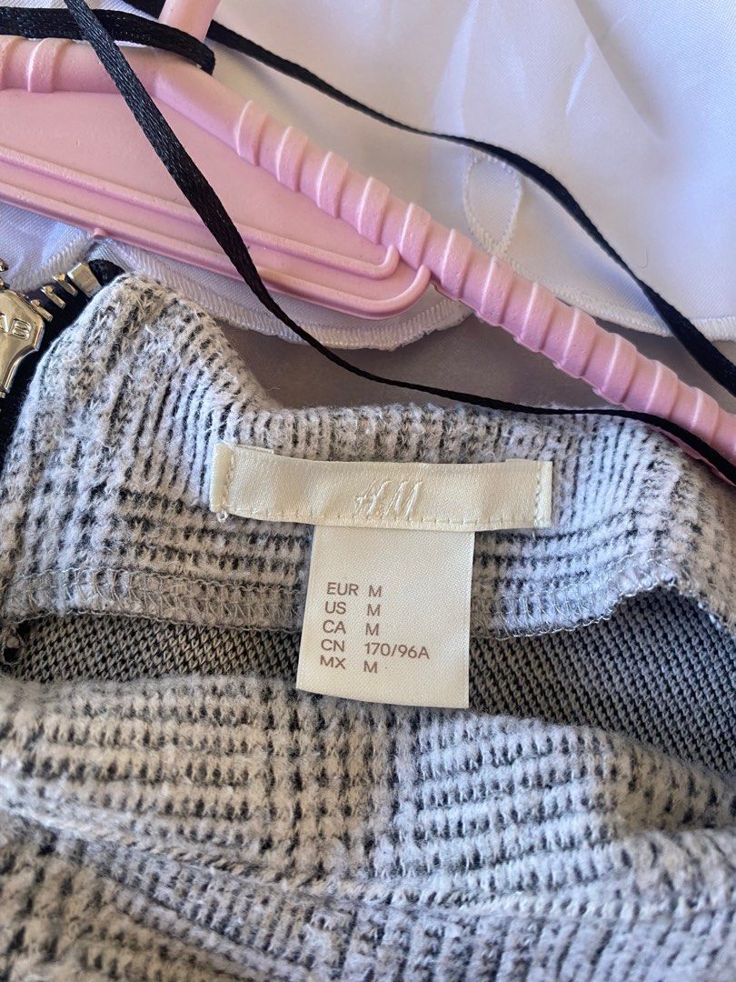 H&M Crew Neck Glen Check Sweater (Category: Longsleeves) located in Aurora. Submitted by decluttersbymar (Listing ID 1293200887, Image 2). Description: .