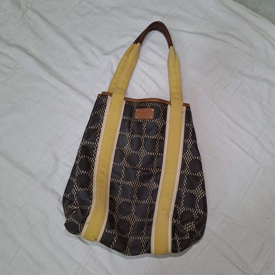 Kate Spade Expandable Hobo (Category: Luxury Bags & Wallets) located in Makati City. Submitted by declutter__queen (Listing ID 1293165787, Image 2). Description: Needs cleaning but condition is a 9/10. Has buttons on the side for an expandable option. Print and colorway is nice and unique!!!.