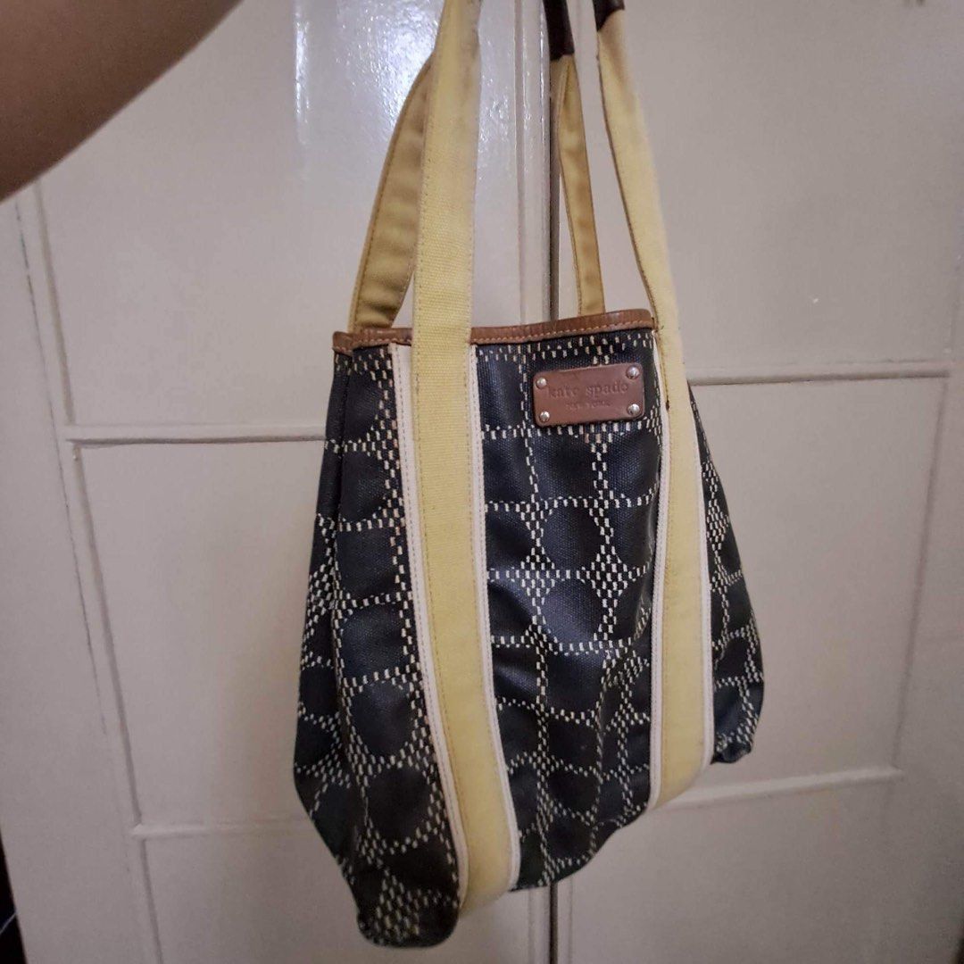Kate Spade Expandable Hobo (Category: Luxury Bags & Wallets) located in Makati City. Submitted by declutter__queen (Listing ID 1293165787, Image 3). Description: Needs cleaning but condition is a 9/10. Has buttons on the side for an expandable option. Print and colorway is nice and unique!!!.