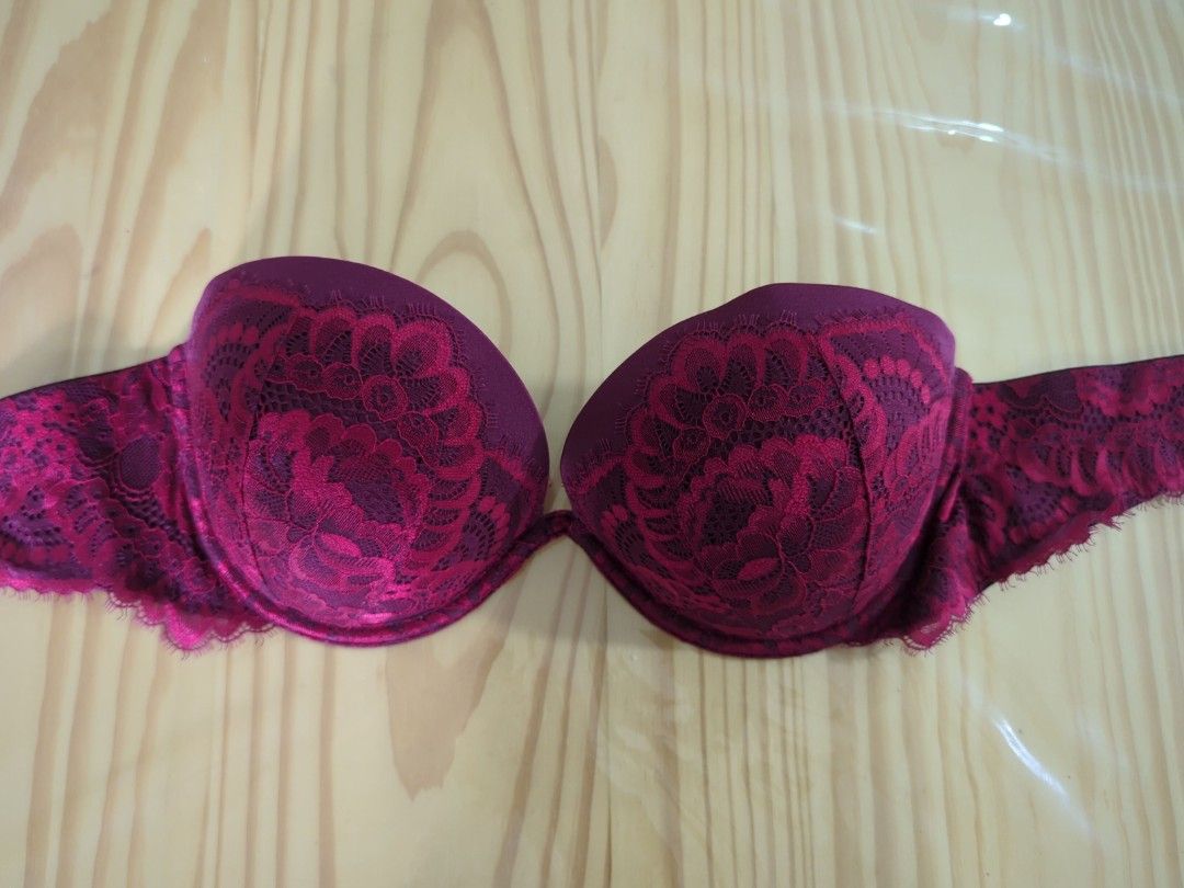 Victoria Secrets Bra & La Senza 34D/32DD TAKE ALL, Women's Fashion,  Undergarments & Loungewear on Carousell