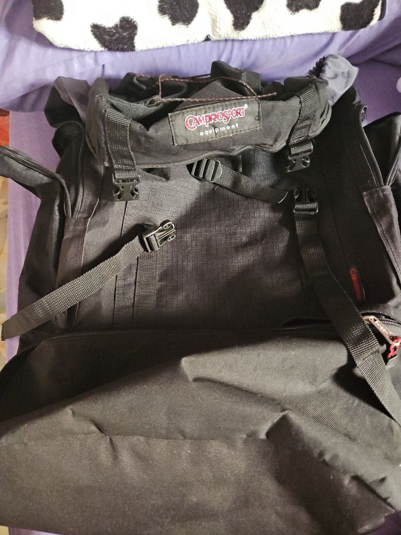 Large backpack (Category: Backpacks) located in Singapore. Submitted by supreme1805 (Listing ID 1293247755, Image 1). Description: .
