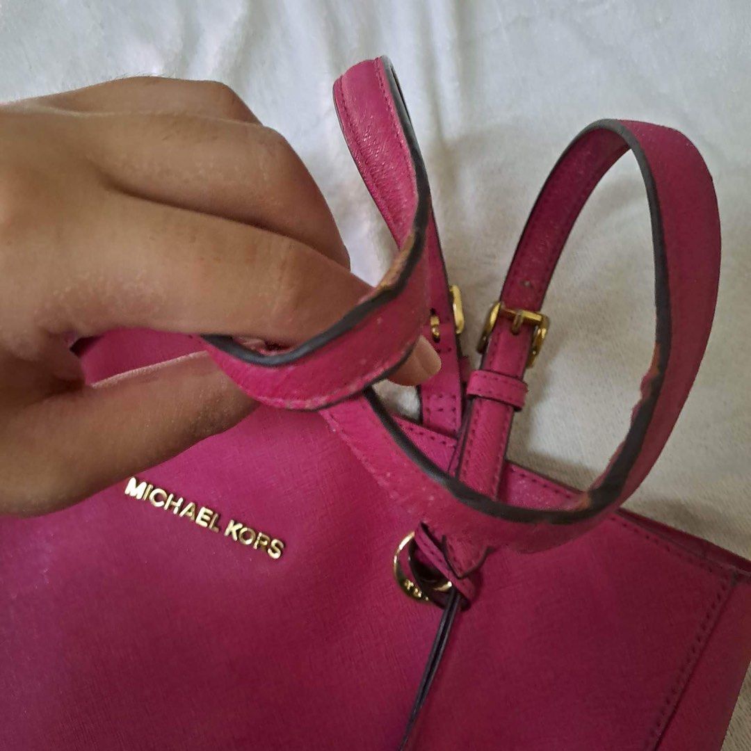 Michael Kors Large Tote (Category: Luxury Bags & Wallets) located in Makati City. Submitted by declutter__queen (Listing ID 1293165332, Image 3). Description: Large MK tote that can fit a 15-in laptop with other items. Signs of usage on handle but bag body is at an 8.5/10. Very useful for work and the color is pretty unique too!.