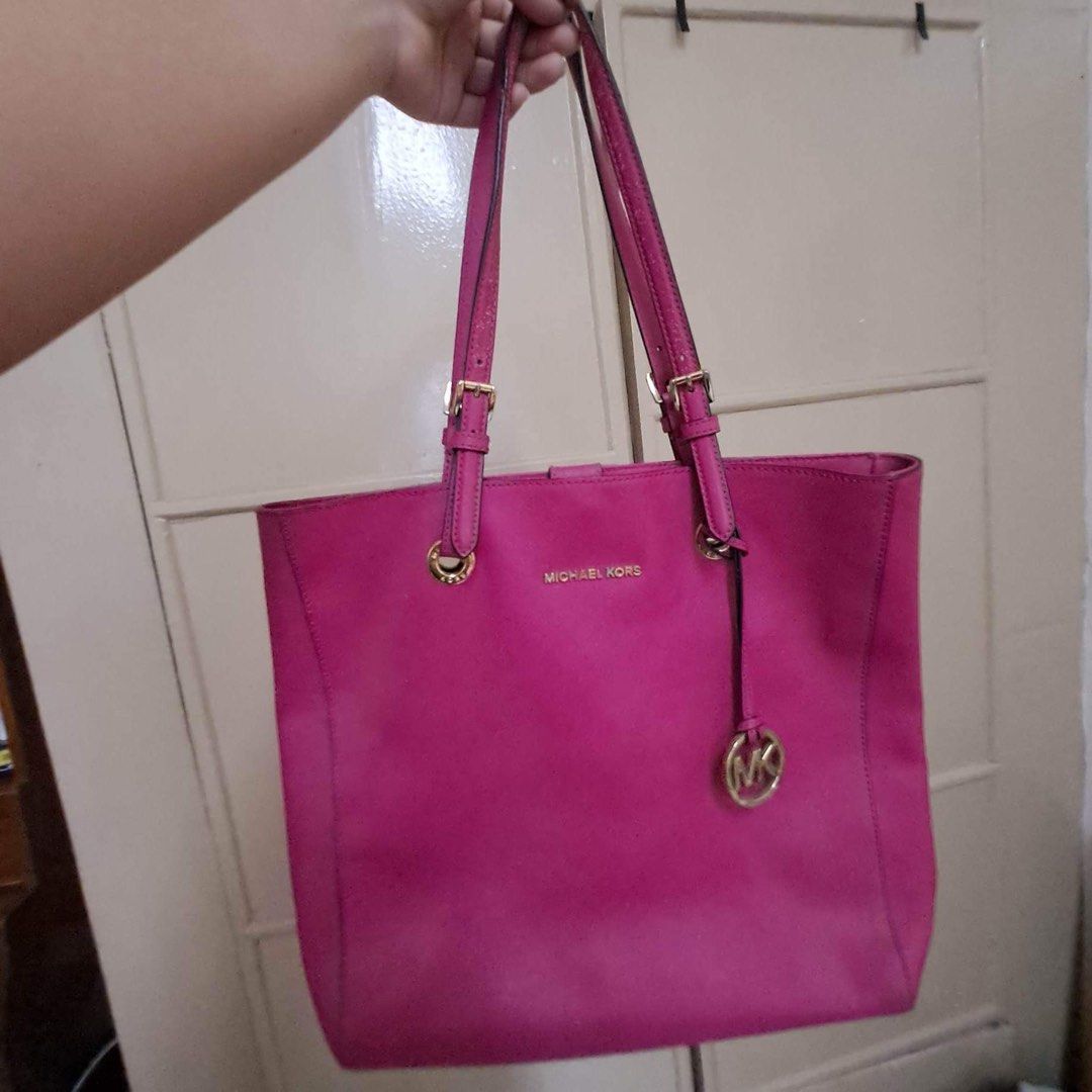 Michael Kors Large Tote (Category: Luxury Bags & Wallets) located in Makati City. Submitted by declutter__queen (Listing ID 1293165332, Image 2). Description: Large MK tote that can fit a 15-in laptop with other items. Signs of usage on handle but bag body is at an 8.5/10. Very useful for work and the color is pretty unique too!.