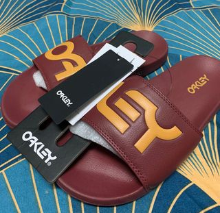 Undefeated slide original Japan, Men's Fashion, Footwear, Flipflops and ...