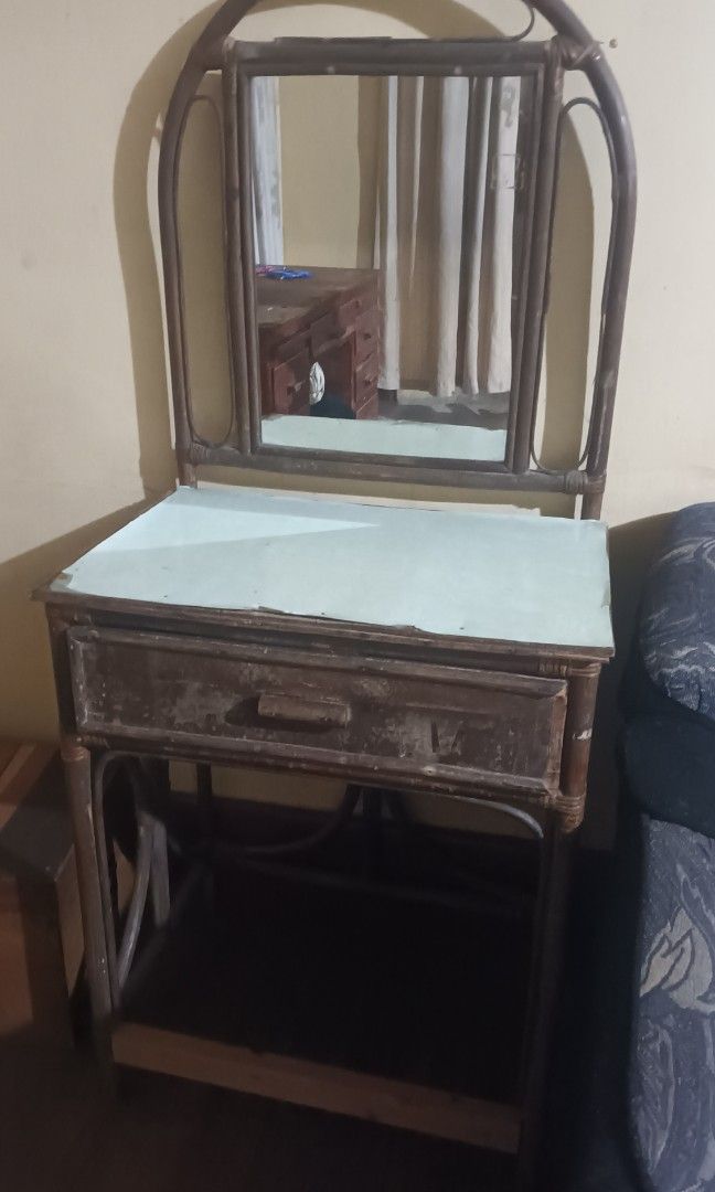 Old Vanity Table (Category: Tables & Sets) located in Baguio. Submitted by arkay_13 (Listing ID 1293273751, Image 1). Description: rfs: decluttering.