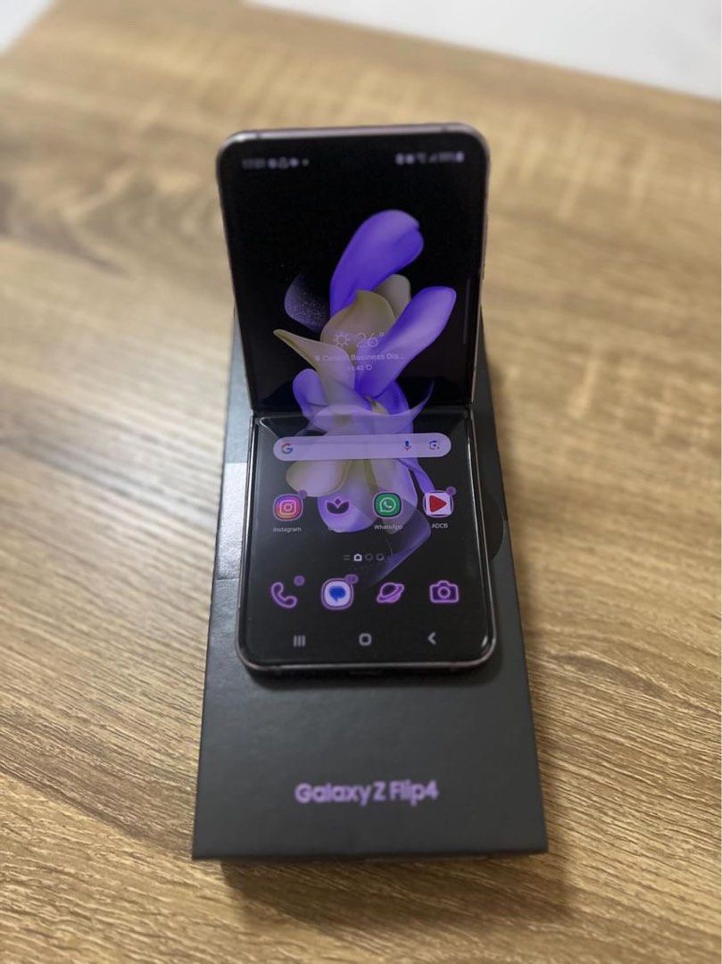 SAMSUNG FLIP Z 4 (Category: Samsung) located in Manila. Submitted by declutterwidme (Listing ID 1293239484, Image 3). Description: —Used for only less than a year‼️‼️‼️ —Super smooth —Spare phone only seldom use —comes with box and unsed charger .