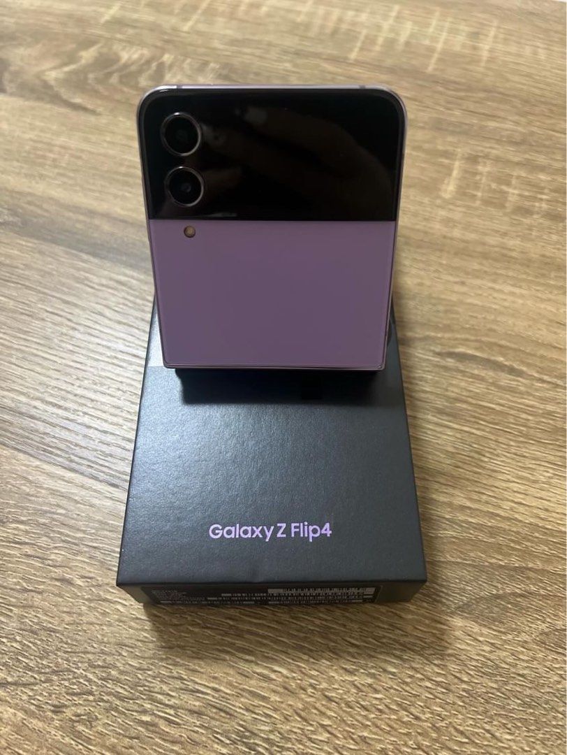 SAMSUNG FLIP Z 4 (Category: Samsung) located in Manila. Submitted by declutterwidme (Listing ID 1293239484, Image 2). Description: —Used for only less than a year‼️‼️‼️ —Super smooth —Spare phone only seldom use —comes with box and unsed charger .