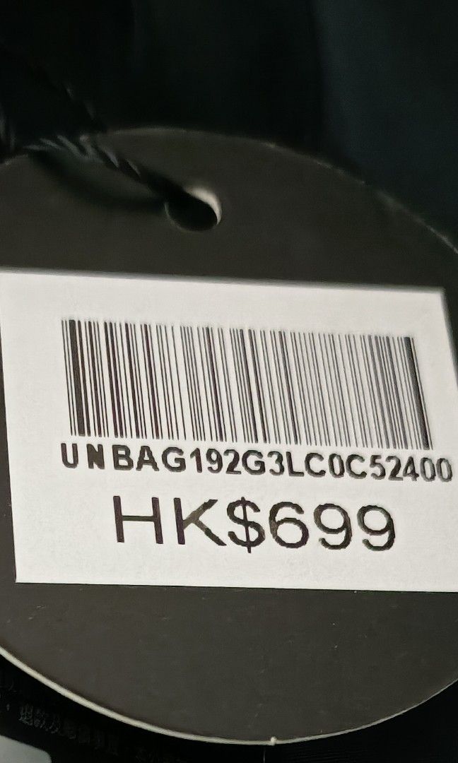 Union （分類：Tote Bags）位於 Hong Kong。 由 hungandy90 提交（商品編號 1293342476，圖片 5）。簡介： 全新防水尼龍袋 內3層中間拉諫 外兩側有个拉練細袋 可放i pad 可手抽可側咩 有長帶 長帶可拆 Size 42cm*32cm 原价HKD699.00特价HKD250.00 有意請pm 多謝支持 Brand new waterproof nylon bag with 3 layers of inner zipper in the middle and a thin zippered pocket on both sides.Can hold ipad. It can be pulled by hand or sideways. It has a long strap. The long strap is detachable. Size 42cm*32cm. Original price HKD699.00. Special price