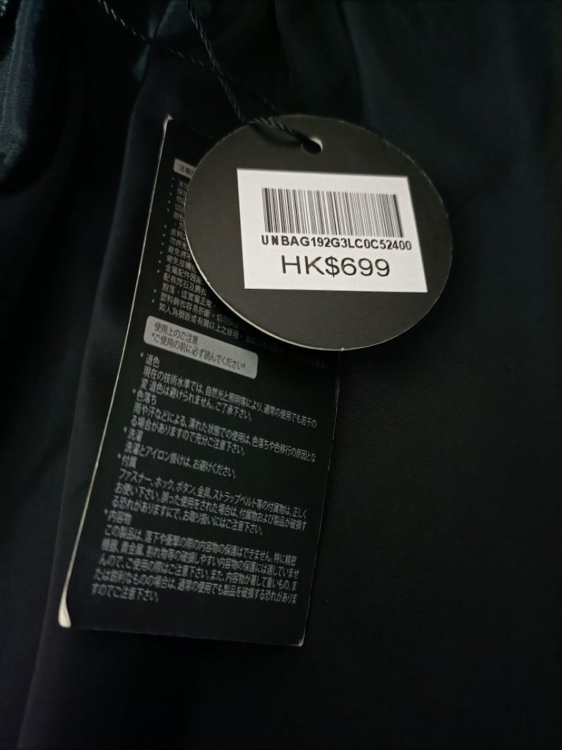 Union （分類：Tote Bags）位於 Hong Kong。 由 hungandy90 提交（商品編號 1293342476，圖片 4）。簡介： 全新防水尼龍袋 內3層中間拉諫 外兩側有个拉練細袋 可放i pad 可手抽可側咩 有長帶 長帶可拆 Size 42cm*32cm 原价HKD699.00特价HKD250.00 有意請pm 多謝支持 Brand new waterproof nylon bag with 3 layers of inner zipper in the middle and a thin zippered pocket on both sides.Can hold ipad. It can be pulled by hand or sideways. It has a long strap. The long strap is detachable. Size 42cm*32cm. Original price HKD699.00. Special price