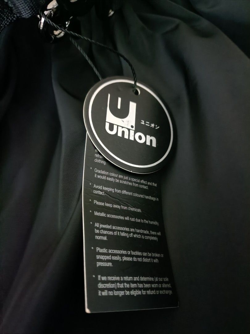 Union （分類：Tote Bags）位於 Hong Kong。 由 hungandy90 提交（商品編號 1293342476，圖片 3）。簡介： 全新防水尼龍袋 內3層中間拉諫 外兩側有个拉練細袋 可放i pad 可手抽可側咩 有長帶 長帶可拆 Size 42cm*32cm 原价HKD699.00特价HKD250.00 有意請pm 多謝支持 Brand new waterproof nylon bag with 3 layers of inner zipper in the middle and a thin zippered pocket on both sides.Can hold ipad. It can be pulled by hand or sideways. It has a long strap. The long strap is detachable. Size 42cm*32cm. Original price HKD699.00. Special price