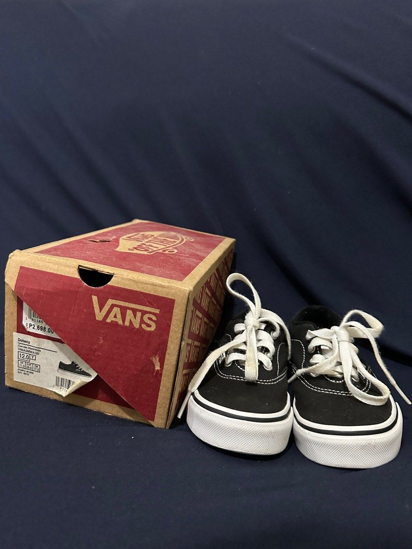 Vans Canvas sneakers (Category: Kids Wardrobes & Storage) located in Angeles City. Submitted by aleigh (Listing ID 1282026625, Image 2). Description: Original Vans for kids style: Canvas size: 11.5 UK/29Eur/17.5cm with box good condition as seen on the posted pic bought for 2,698 Price slight negotiable for sure buyer *Payment first basis.