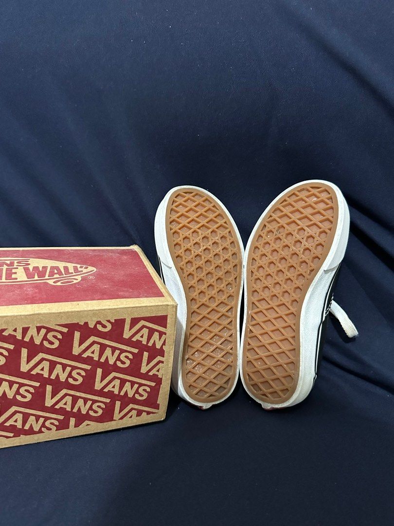 Vans Canvas sneakers (Category: Kids Wardrobes & Storage) located in Angeles City. Submitted by aleigh (Listing ID 1282026625, Image 3). Description: Original Vans for kids style: Canvas size: 11.5 UK/29Eur/17.5cm with box good condition as seen on the posted pic bought for 2,698 Price slight negotiable for sure buyer *Payment first basis.