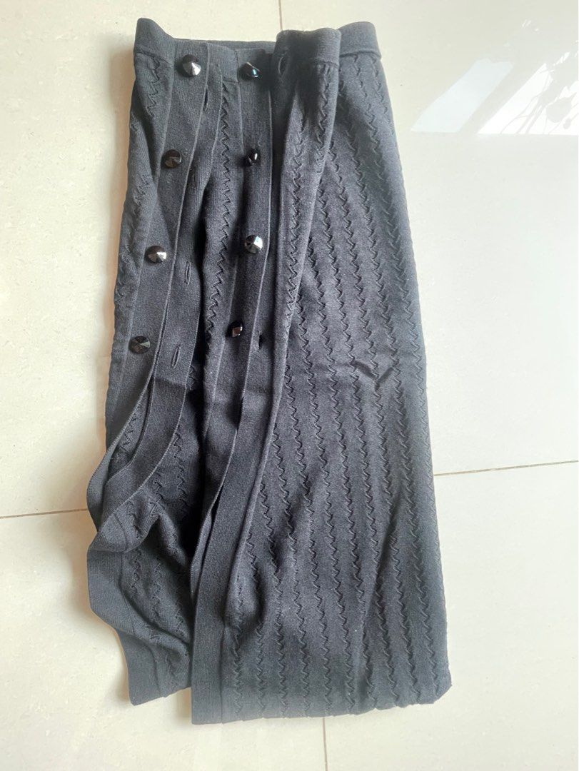Versatile wrap (Category: Other Tops) located in Singapore. Submitted by pingyi16 (Listing ID 1293187905, Image 4). Description: Versatile wrap, can be worn a few different ways I think 4 buttons and button holes on each side Pls top up for mail out.