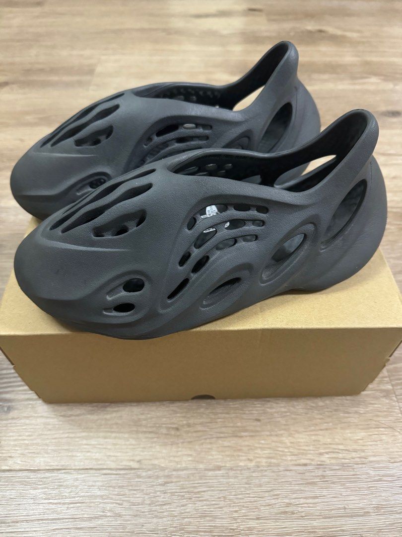 Adidas Yeezy Foam Runner Carbon US9 UK9 FR43 26.5CM, 男裝, 鞋, 波