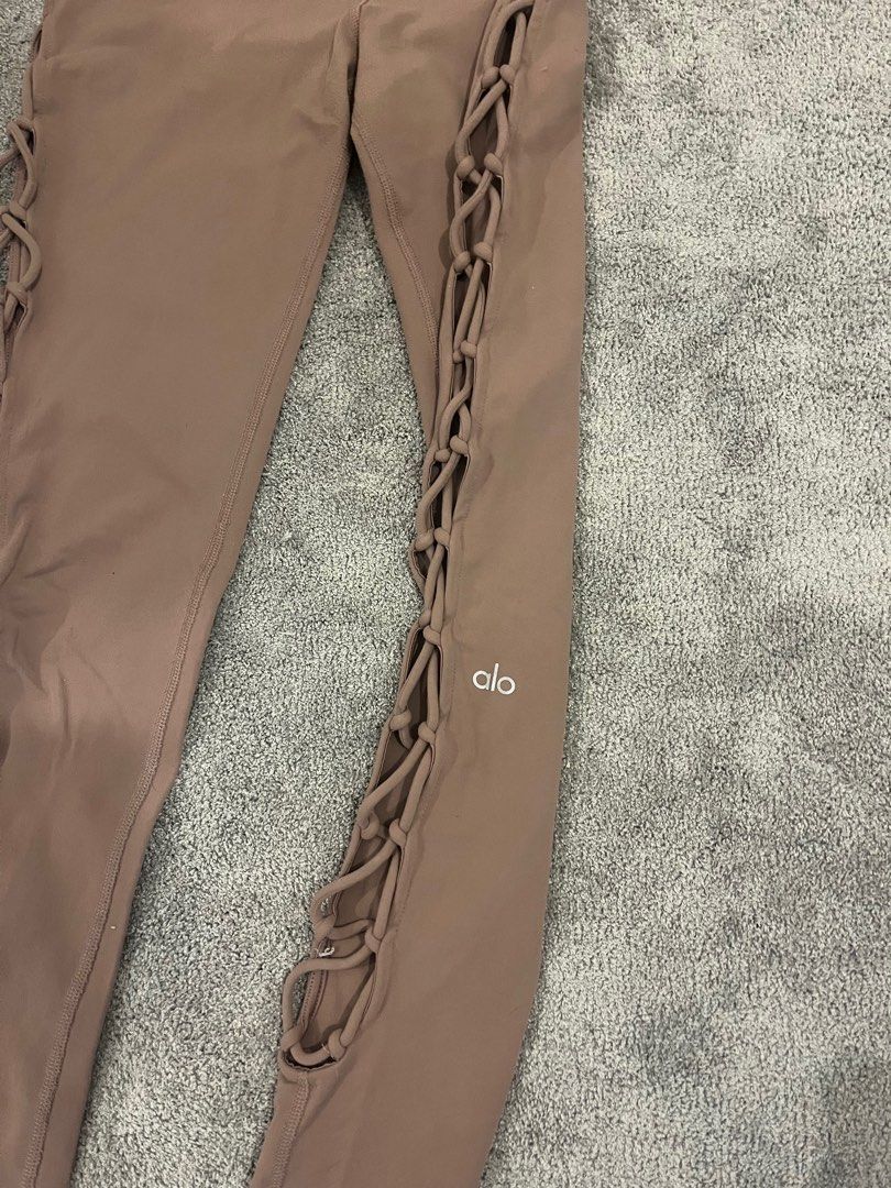 Alo Yoga high waist airlift capri (Caramel) size S, 女裝, 運動服裝- Carousell