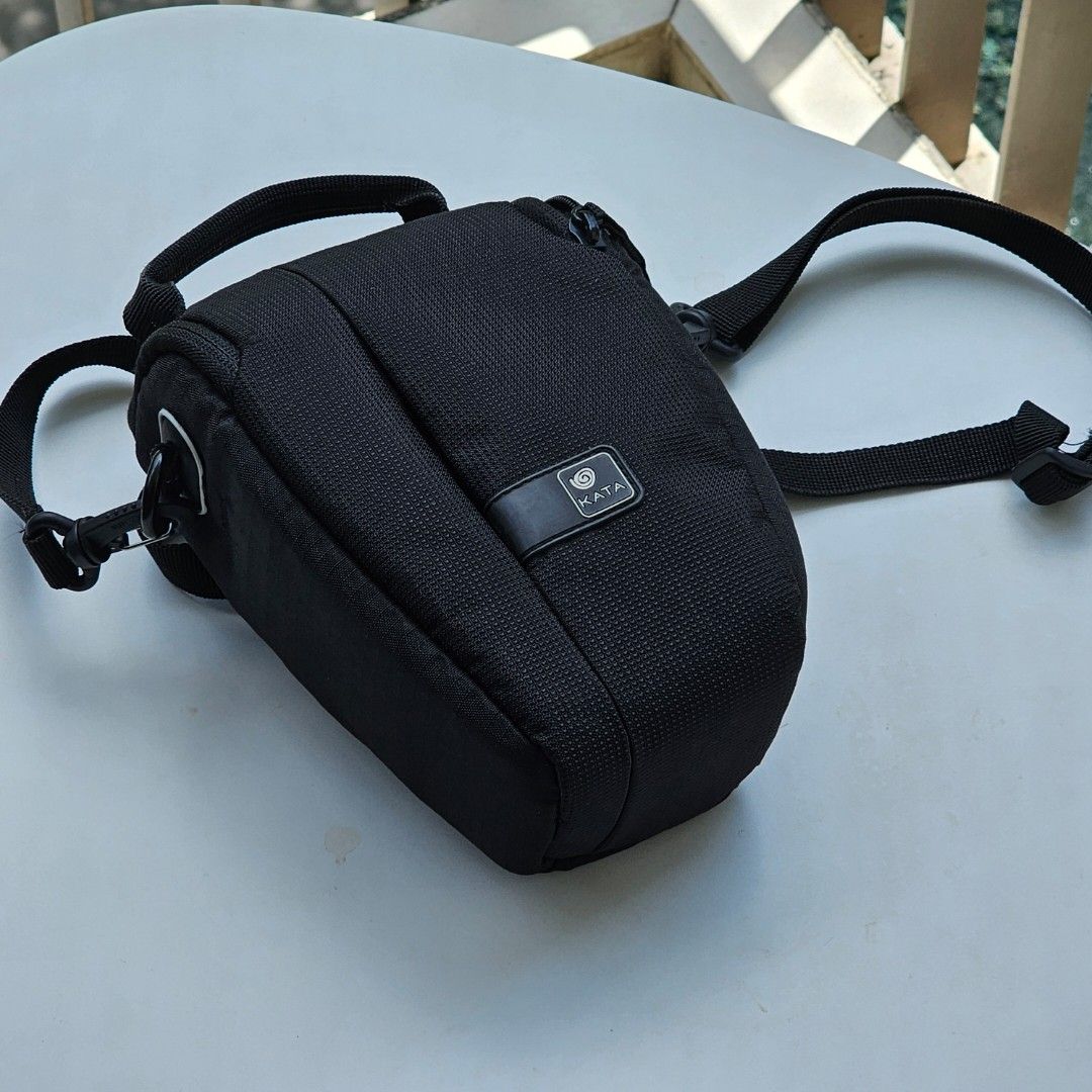Assorted camera bag (Category: Camera Bags & Carriers) located in Singapore. Submitted by theotherhalf (Listing ID 1293409115, Image 4). Description: assorted camera bag 1) Sony camera bag $10 2) Kata camera bag $10 3) Sony neoprene bag $6 Take all $22 helping friend to post friend is moving back to Taiwan urgently due to family matter, hence selling meet up.