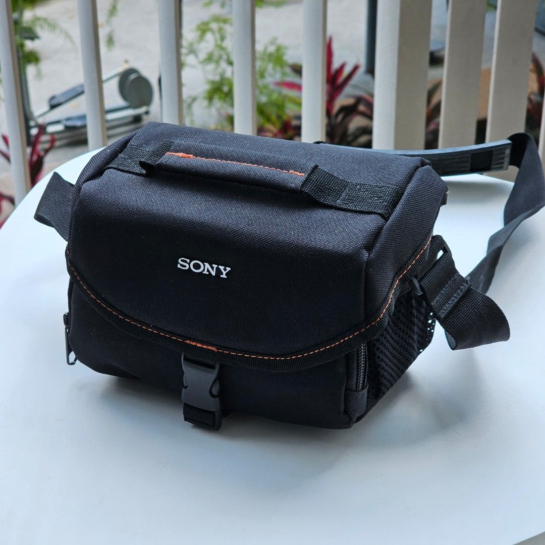 Assorted camera bag (Category: Camera Bags & Carriers) located in Singapore. Submitted by theotherhalf (Listing ID 1293409115, Image 1). Description: assorted camera bag 1) Sony camera bag $10 2) Kata camera bag $10 3) Sony neoprene bag $6 Take all $22 helping friend to post friend is moving back to Taiwan urgently due to family matter, hence selling meet up.