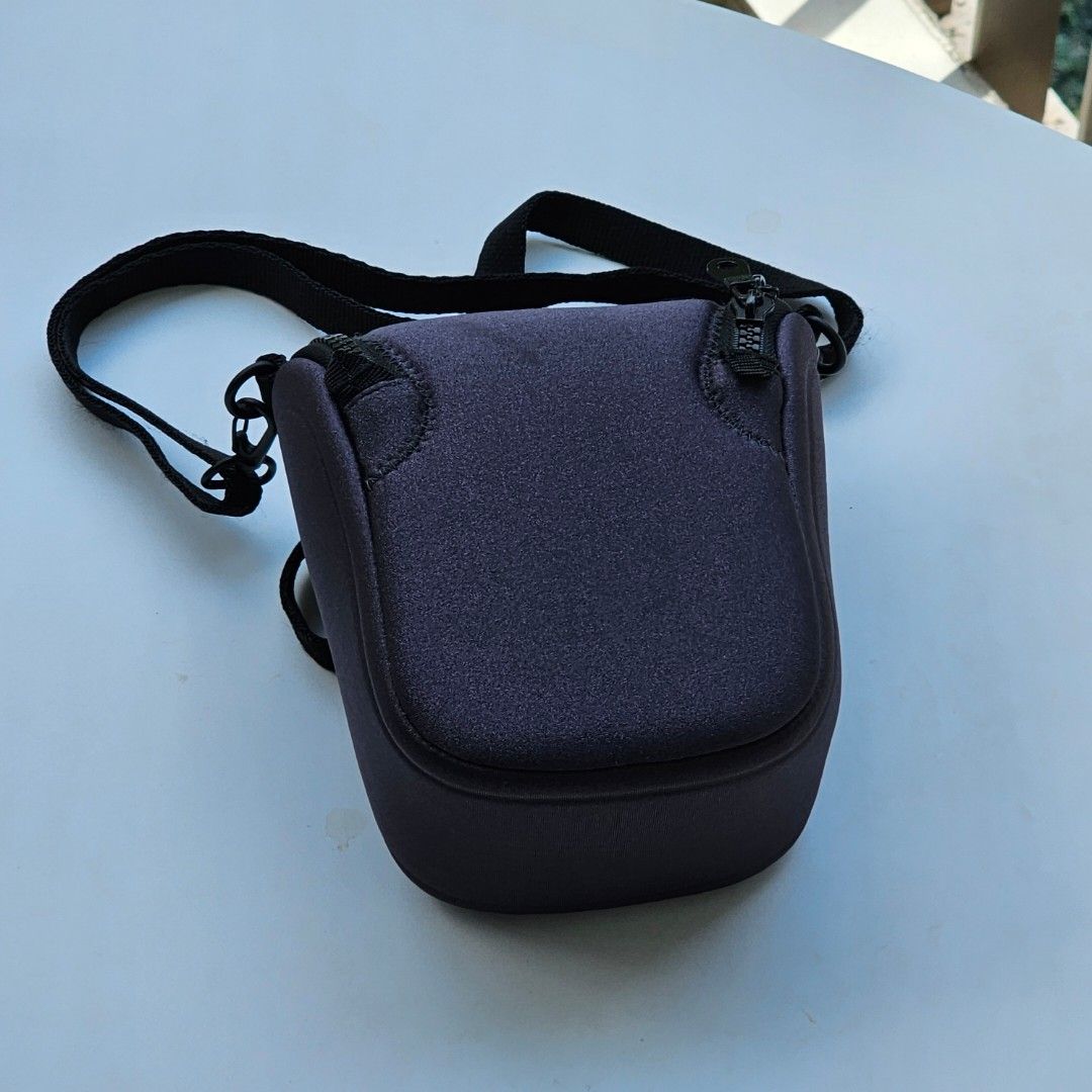 Assorted camera bag (Category: Camera Bags & Carriers) located in Singapore. Submitted by theotherhalf (Listing ID 1293409115, Image 8). Description: assorted camera bag 1) Sony camera bag $10 2) Kata camera bag $10 3) Sony neoprene bag $6 Take all $22 helping friend to post friend is moving back to Taiwan urgently due to family matter, hence selling meet up.
