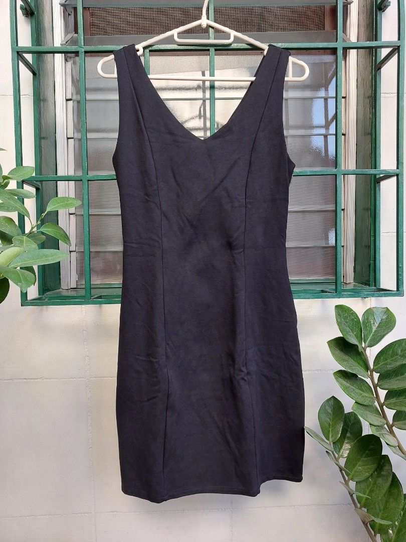 Black bodycon dress (Category: Dresses) located in Paranaque City. Submitted by nynadj (Listing ID 1293437512, Image 1). Description: very pretty and sexy when worn small back slit thick stretch fabric B 30in L 32in.