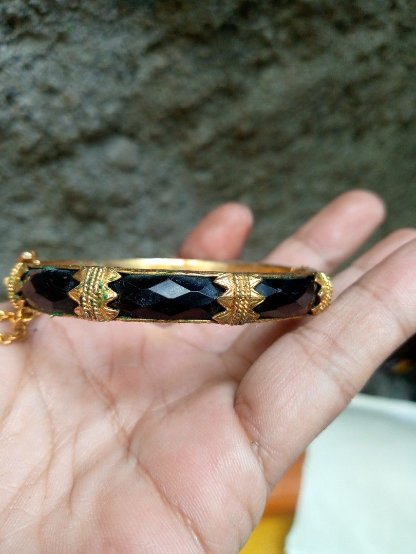 Black Onyx Hand-Carved Bangle Bracelet made with Hollow 22-Karat Yello –  CDMJewelry