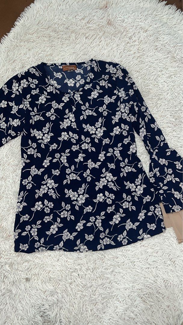 Blouse (Category: Blouses) located in Kuala Lipis. Submitted by mc_yaa (Listing ID 1293550049, Image 3). Description: 90% like new. Pakai 2x sahaja. No defect at all. Color tak faded langsung. Fit to s/m. Bought for RM50+. Take both for RM30.