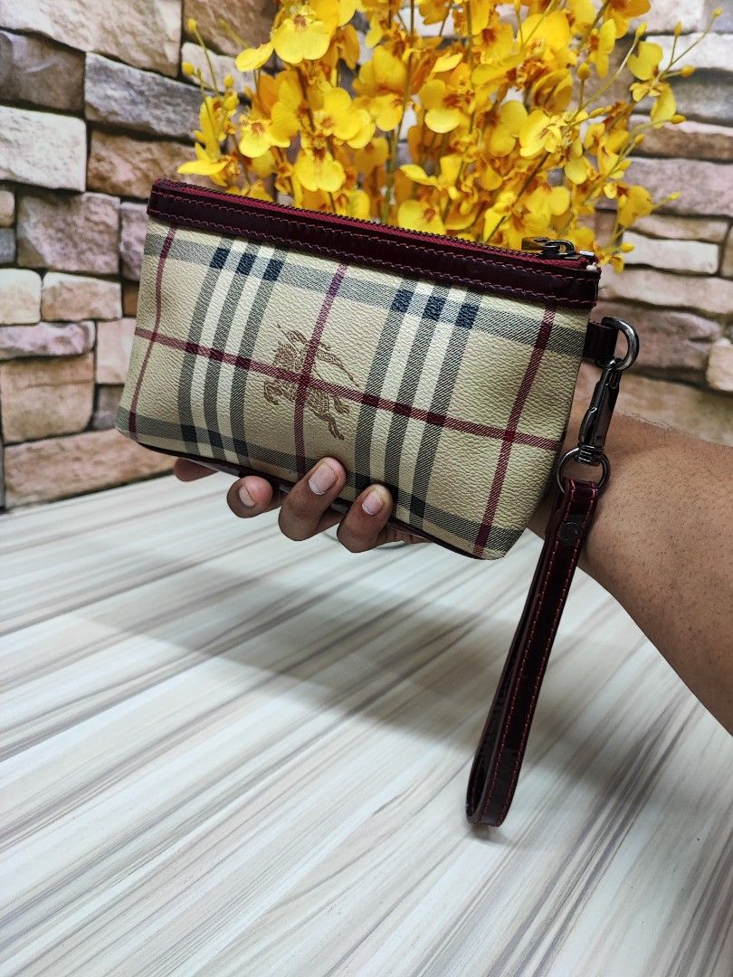 Burberry wristlet best sale purse