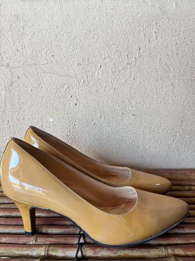 Clarks hot sale beige heels