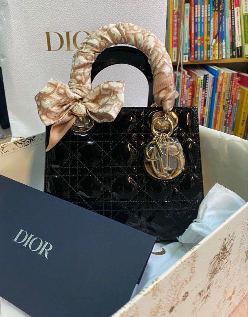 Dior （分類：手袋及銀包）位於 Hong Kong。 由 943739225 提交（商品編號 1293482829，圖片 2）。簡介： 尖沙咀購買，有盒有單。