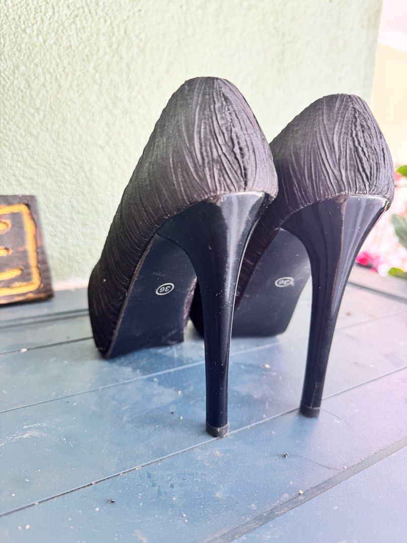 Heels (Category: Heels) located in Tangkak. Submitted by usersto (Listing ID 1293374396, Image 3). Description: Sekali pakai time bertandang. Cond 8/10.