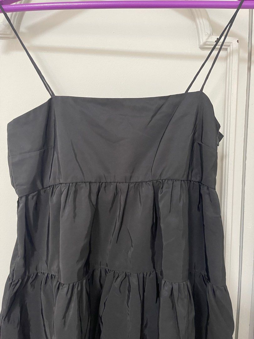 H&M Short Black Dress (Category: Dresses) located in Mandaluyong City. Submitted by preloved_bysoph (Listing ID 1293418533, Image 2). Description: RFS: Doesnt fit me anymore - Super fave dress, sadly grew out of it - Buttery texture - Flowy and breathable - 25in long .