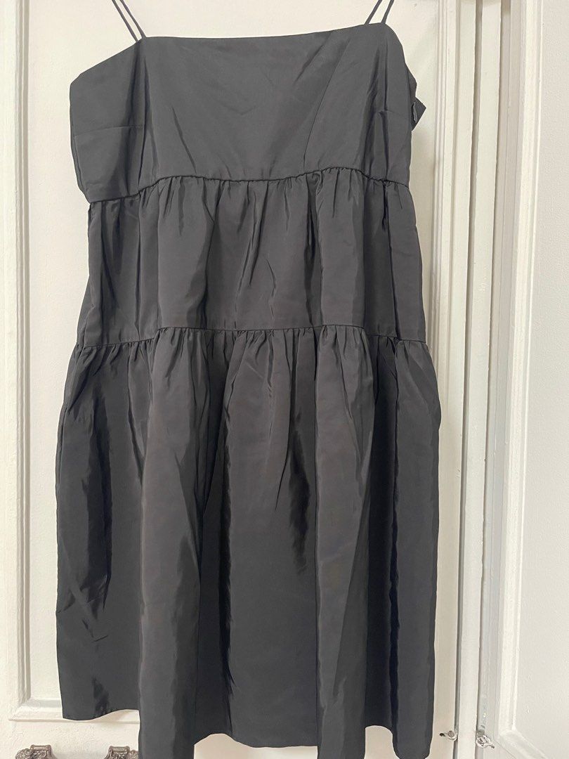 H&M Short Black Dress (Category: Dresses) located in Mandaluyong City. Submitted by preloved_bysoph (Listing ID 1293418533, Image 1). Description: RFS: Doesnt fit me anymore - Super fave dress, sadly grew out of it - Buttery texture - Flowy and breathable - 25in long .