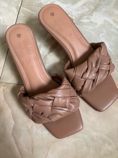 HUE Manila Brown heels